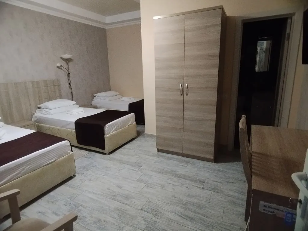 Трёхместный номер Трёхместный стандарт с тремя односпальными кроватями