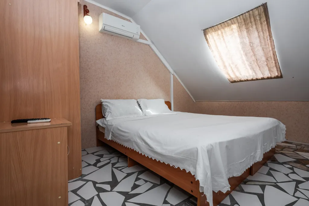 Трёхместный мансардный номер с бассейном