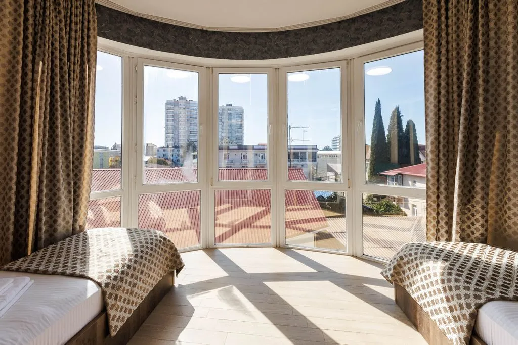 Четырёхместный номер улучшенный, эркер