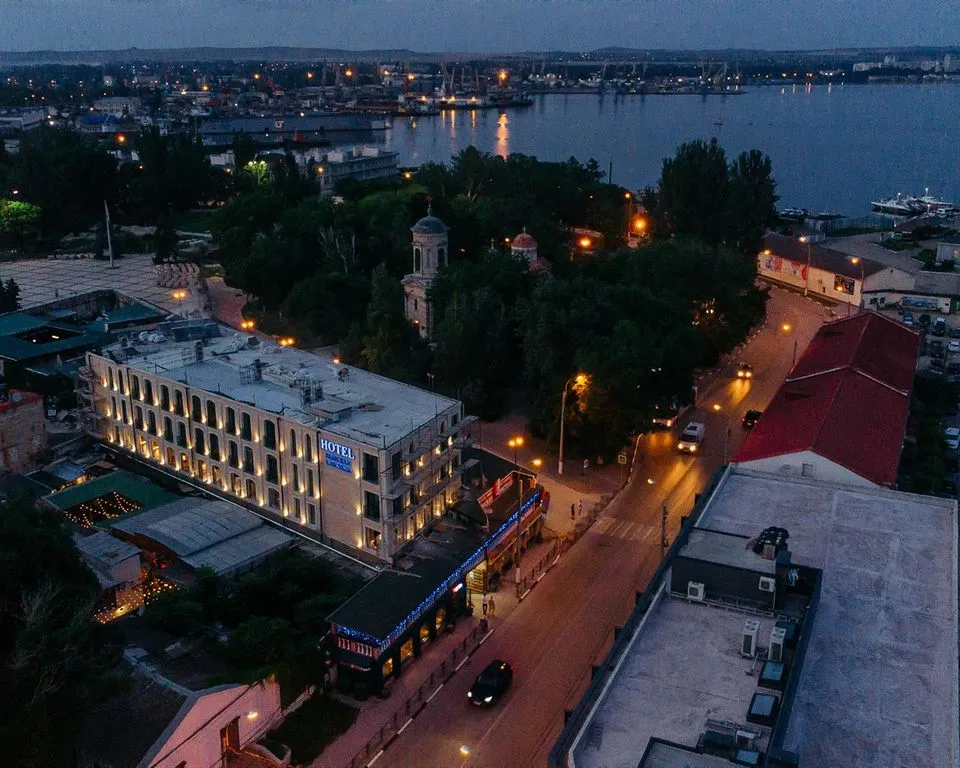 Графская Пристань — фасад и вход