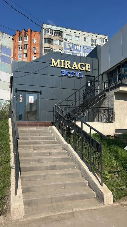 Мираж — фасад и вход
