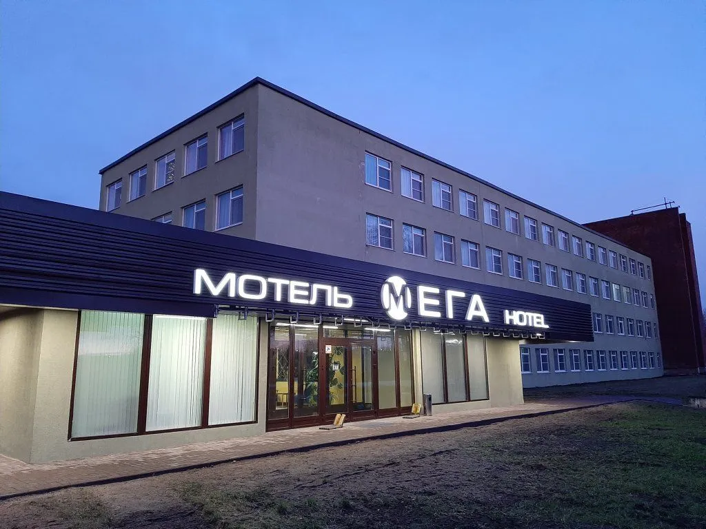 Мега — фасад и вход