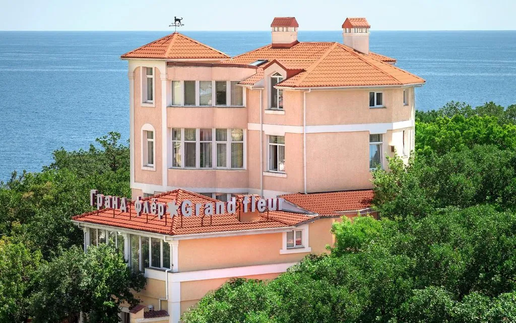 Гранд Флер — фасад и вход