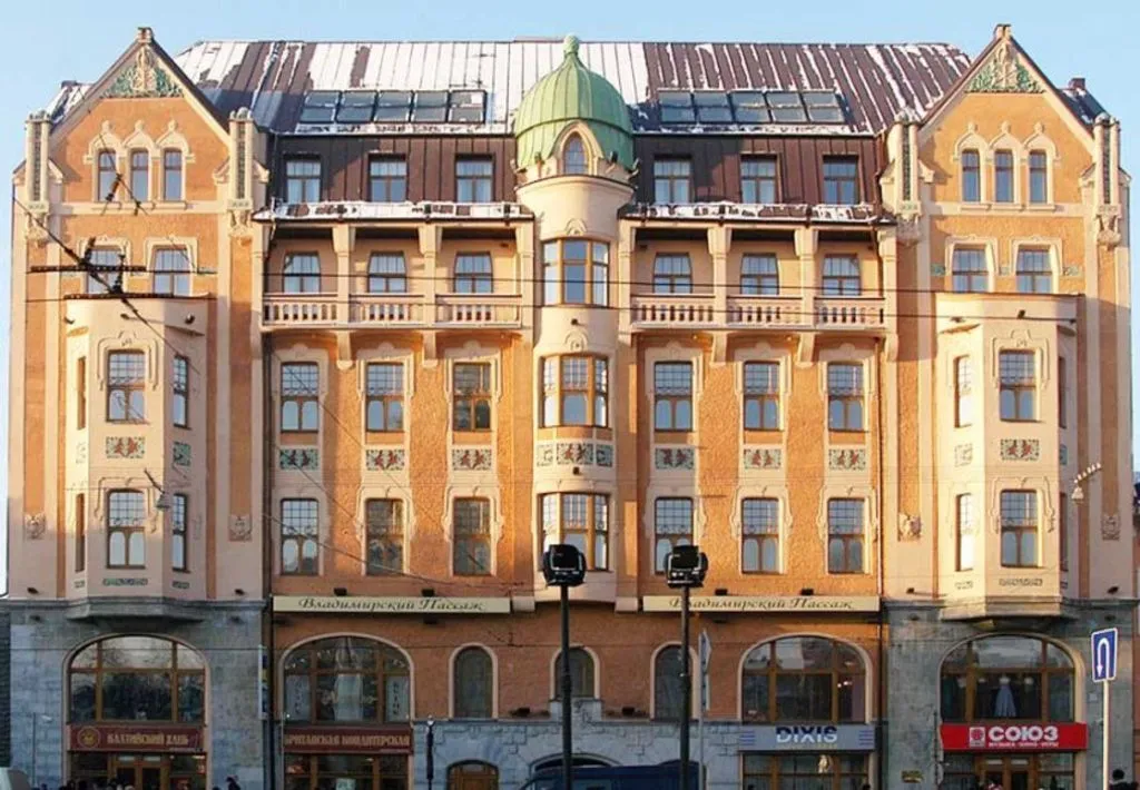 Достоевский — фасад и вход