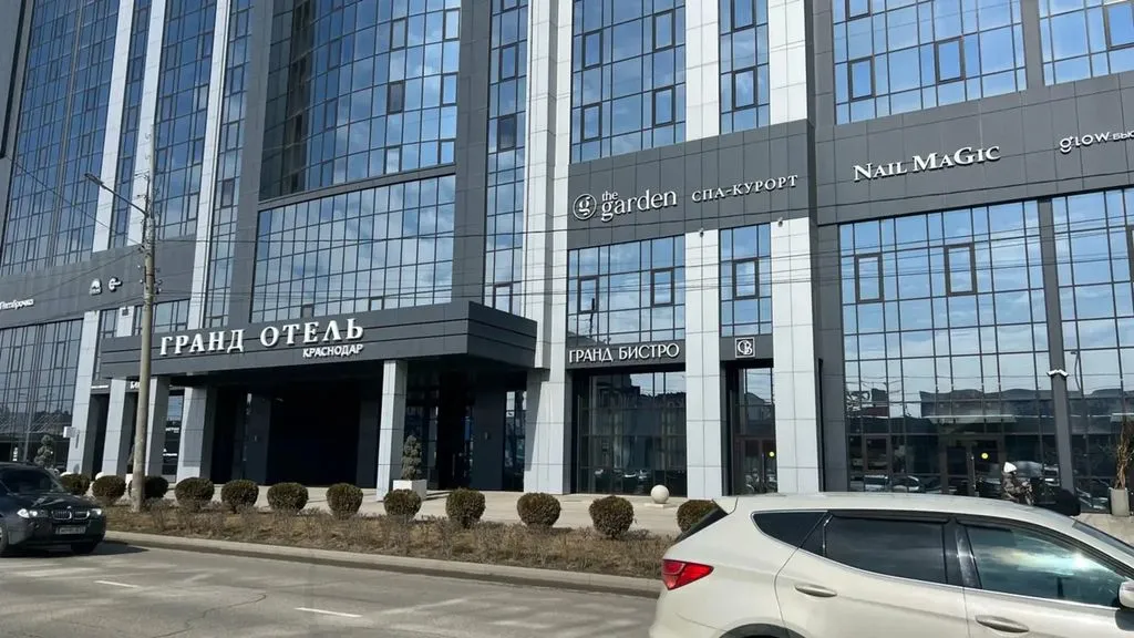 Grand Hotel by Leeprime