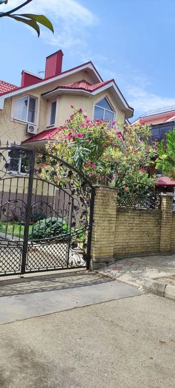 Диана — фасад и вход