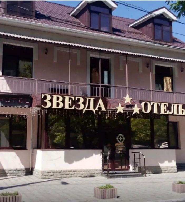 Звезда — фасад и вход