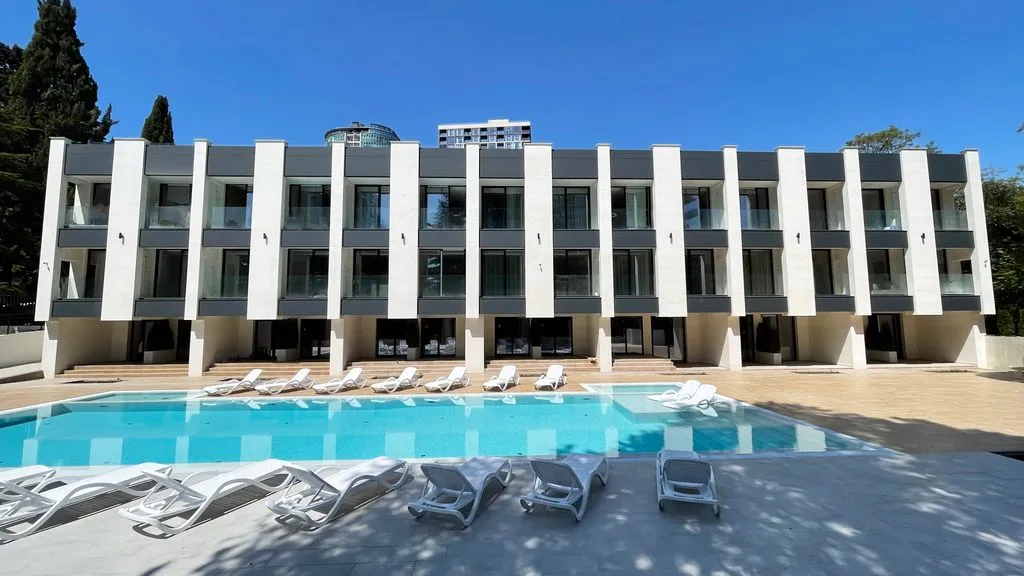 Монтевиль by Adamand Resort — фасад и вход