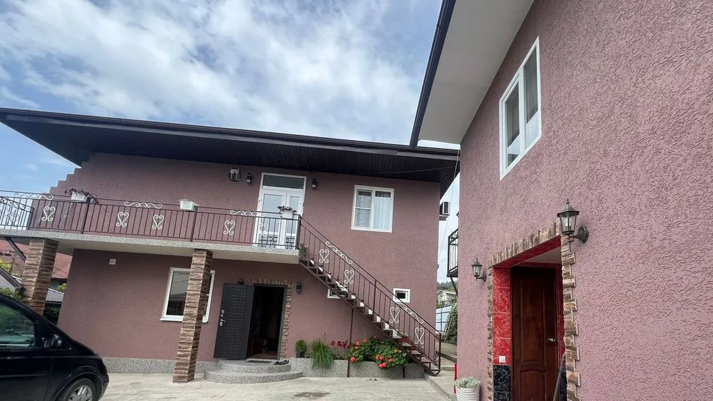 Солнечный двор у Сюзанны