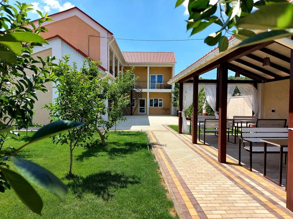Гранат — фасад и вход