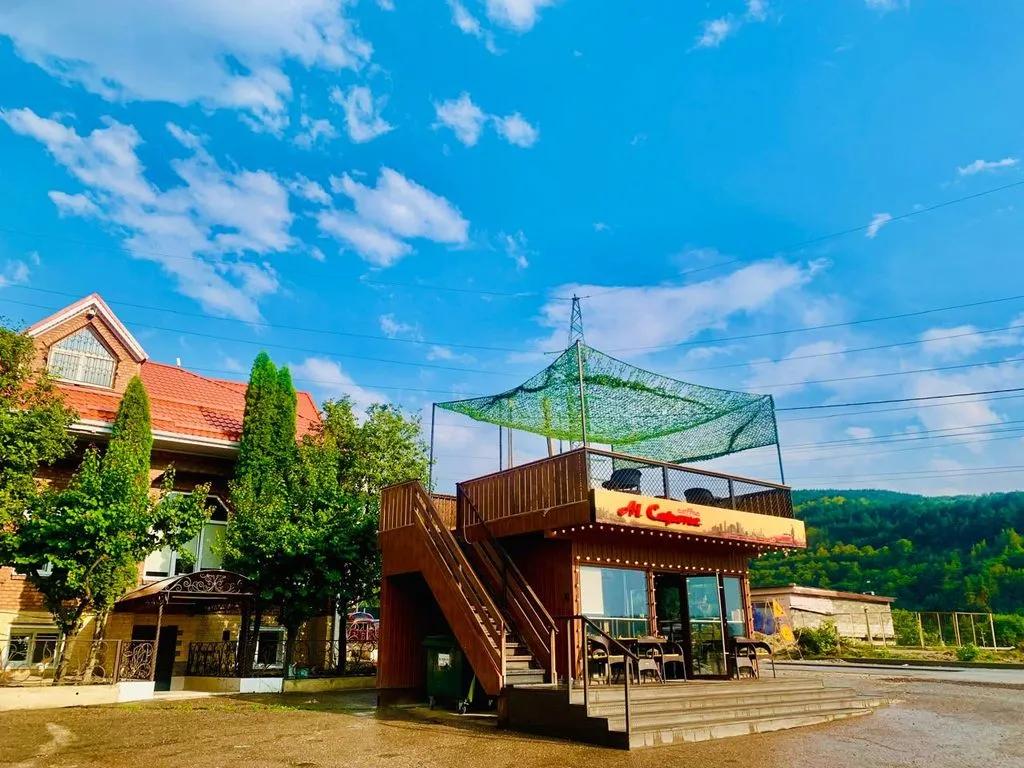 У Дворца спорта