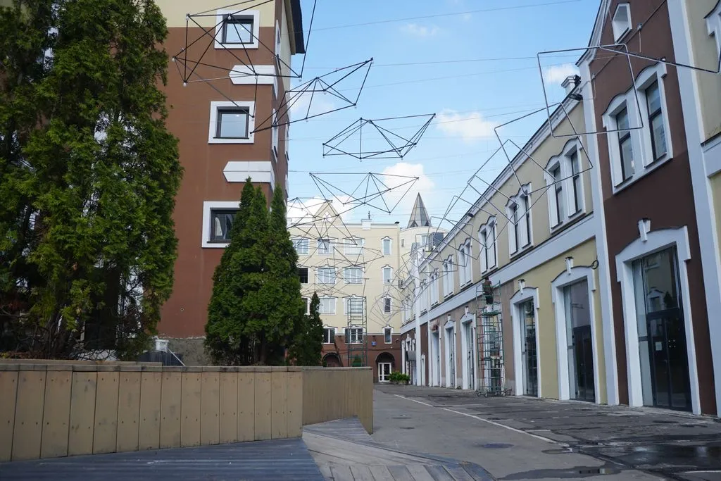 Запятая — фасад и вход