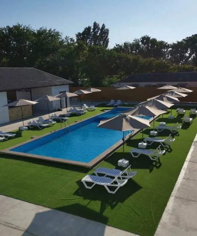 Солнечный пляж