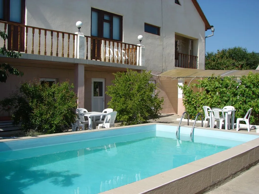 Семейные номера с бассейном