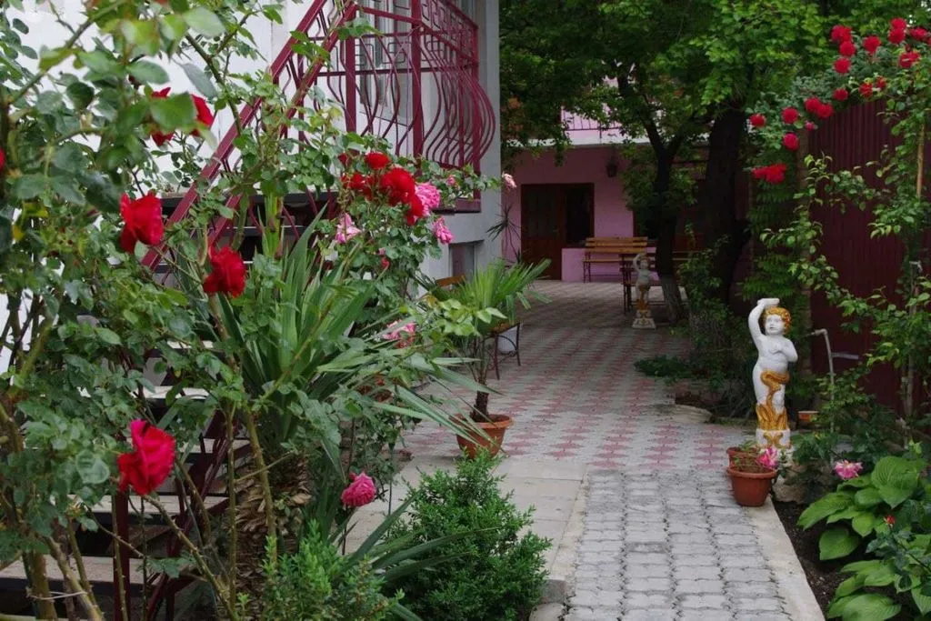 В розах
