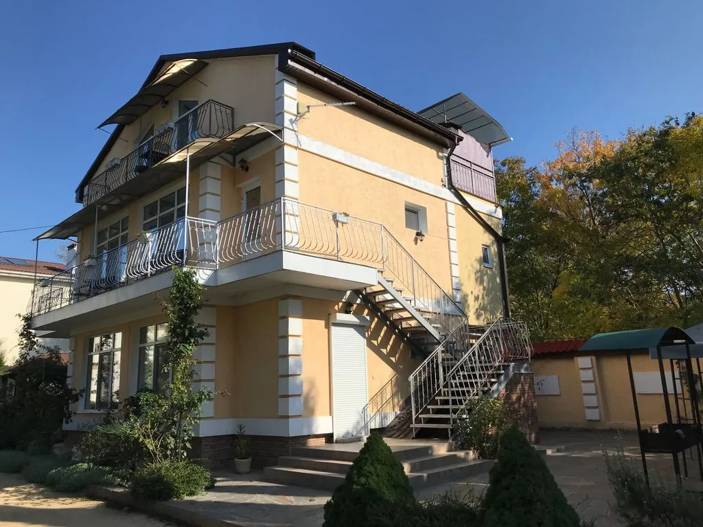 Круиз — фасад и вход