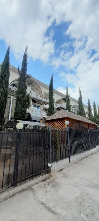 Лора — фасад и вход
