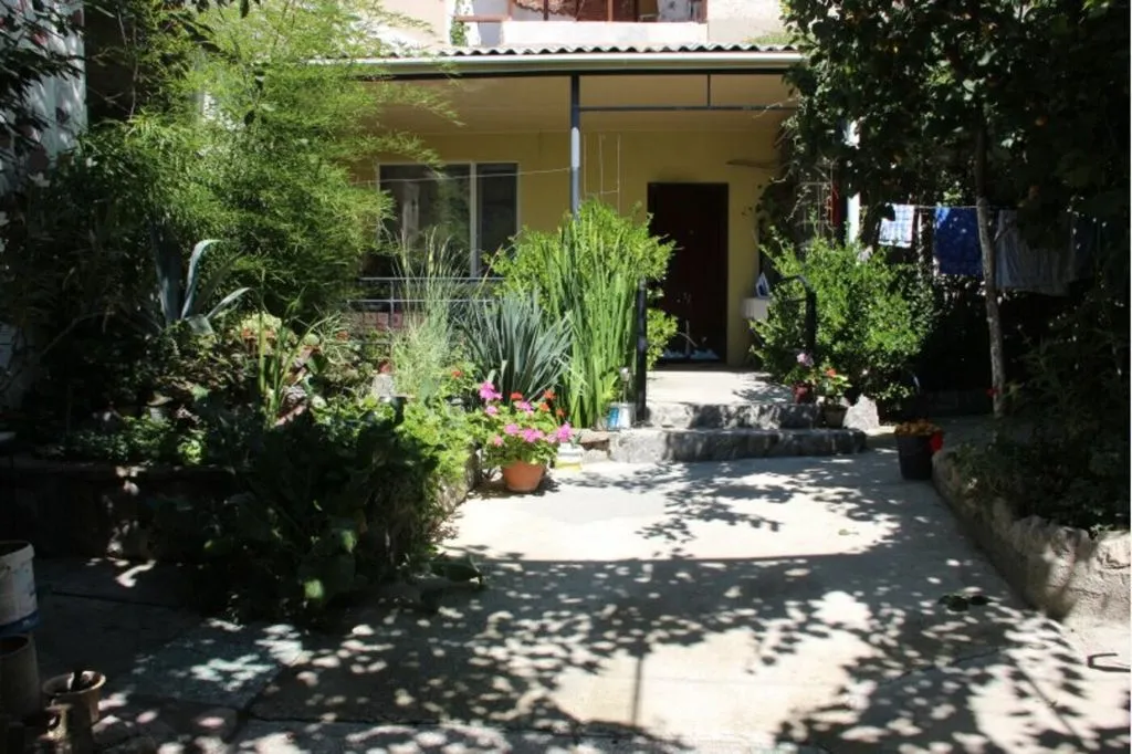 У подножия Генуэзской крепости