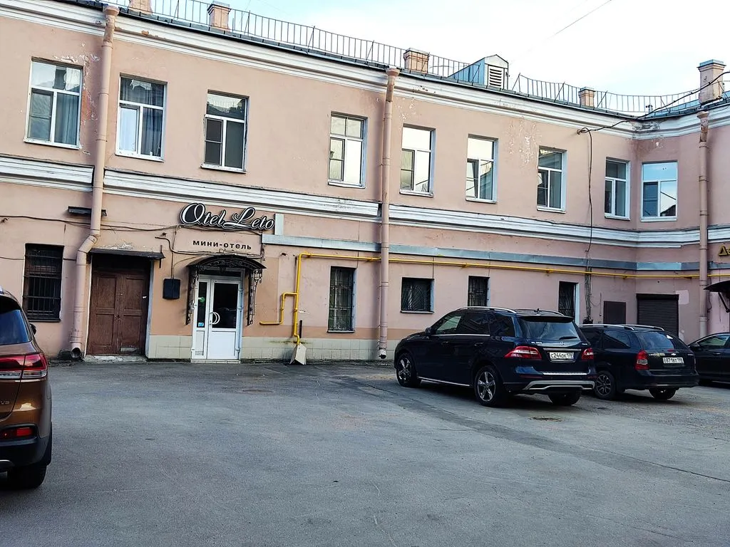 Лето — фасад и вход