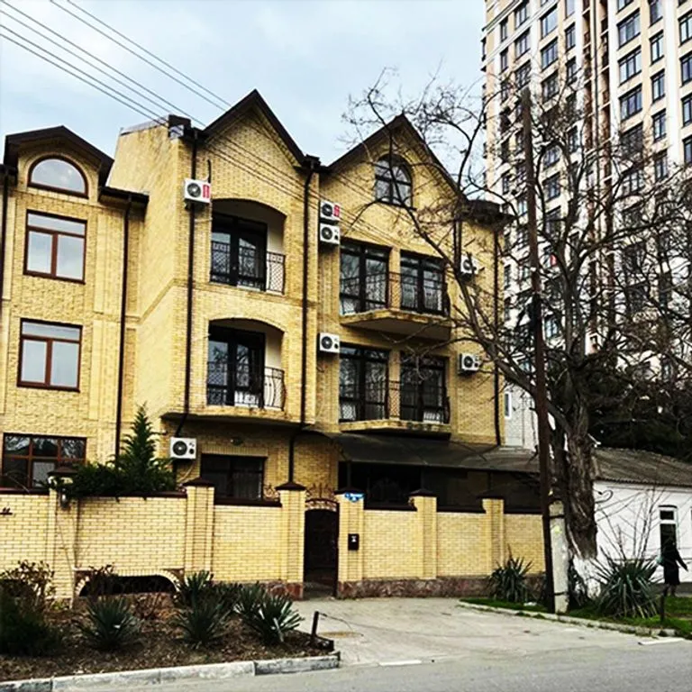 Марити — фасад и вход