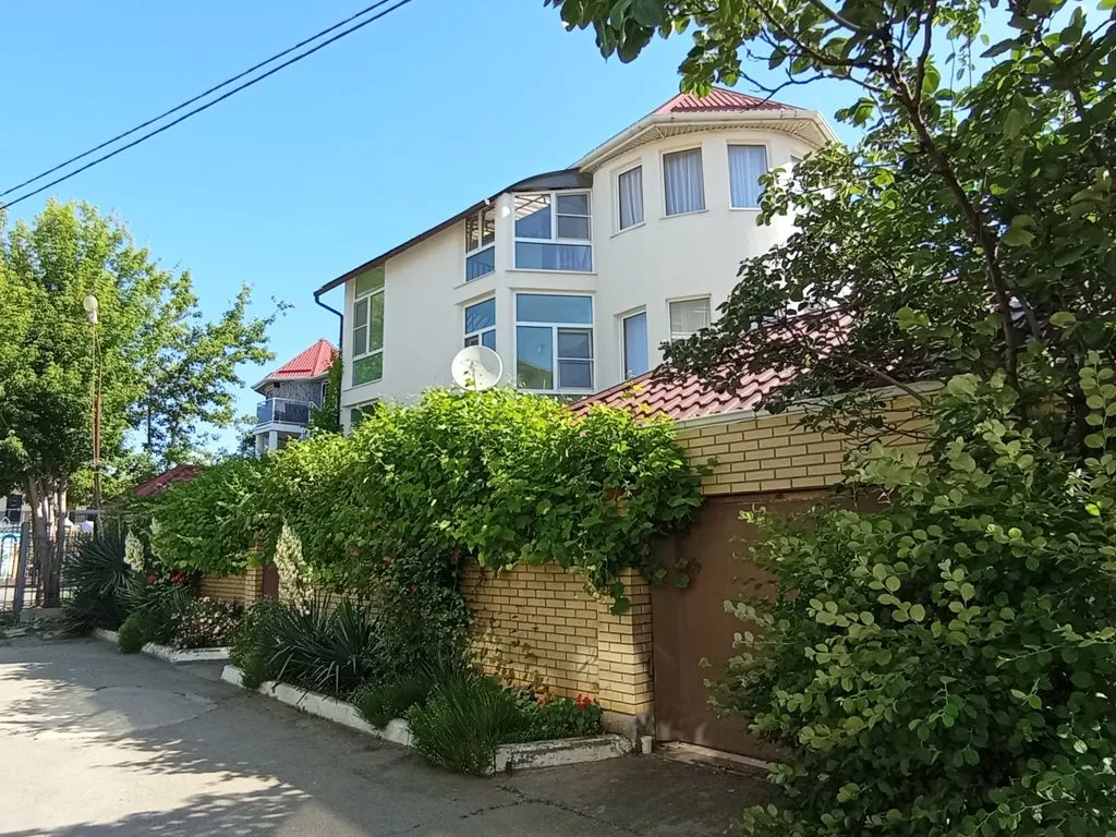 Лотос — фасад и вход