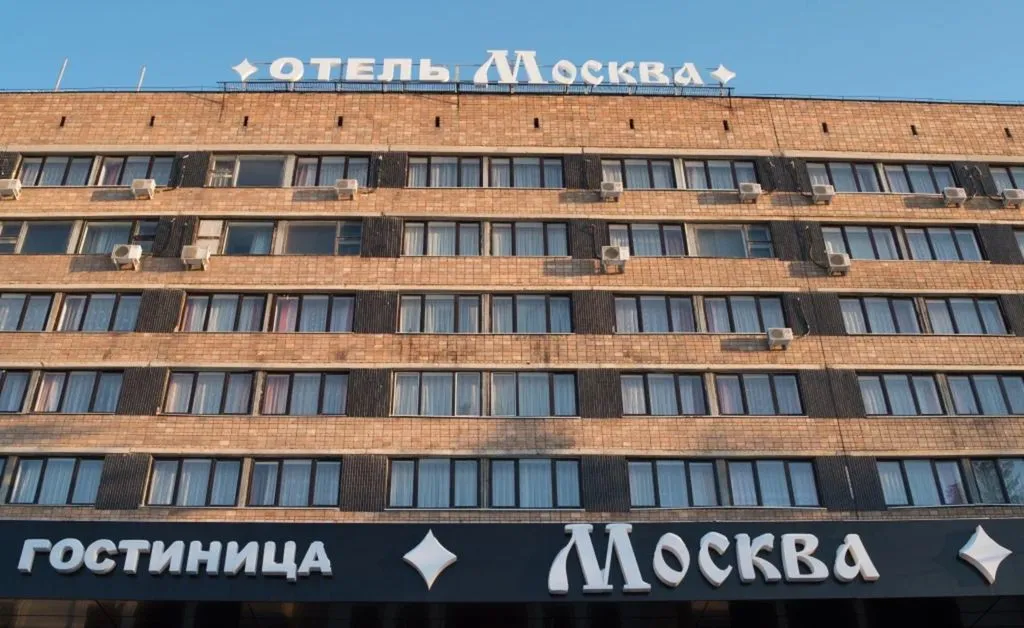 Москва — фасад и вход
