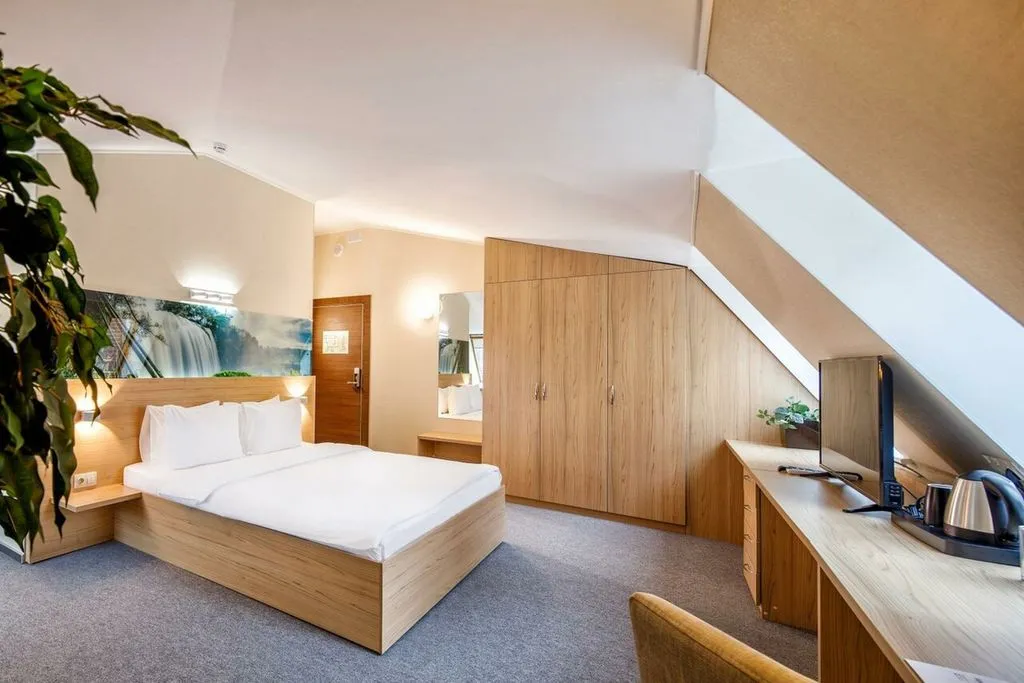 AurA Aquarelle Hotel — фасад и вход