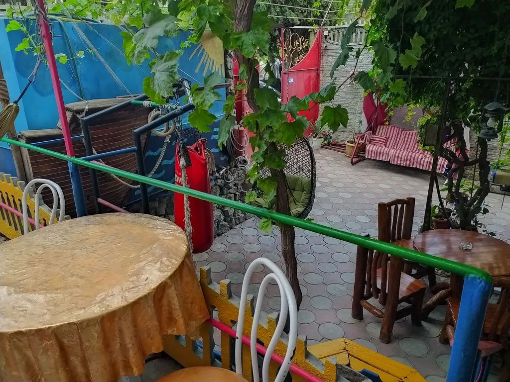 Вэллари — фасад и вход