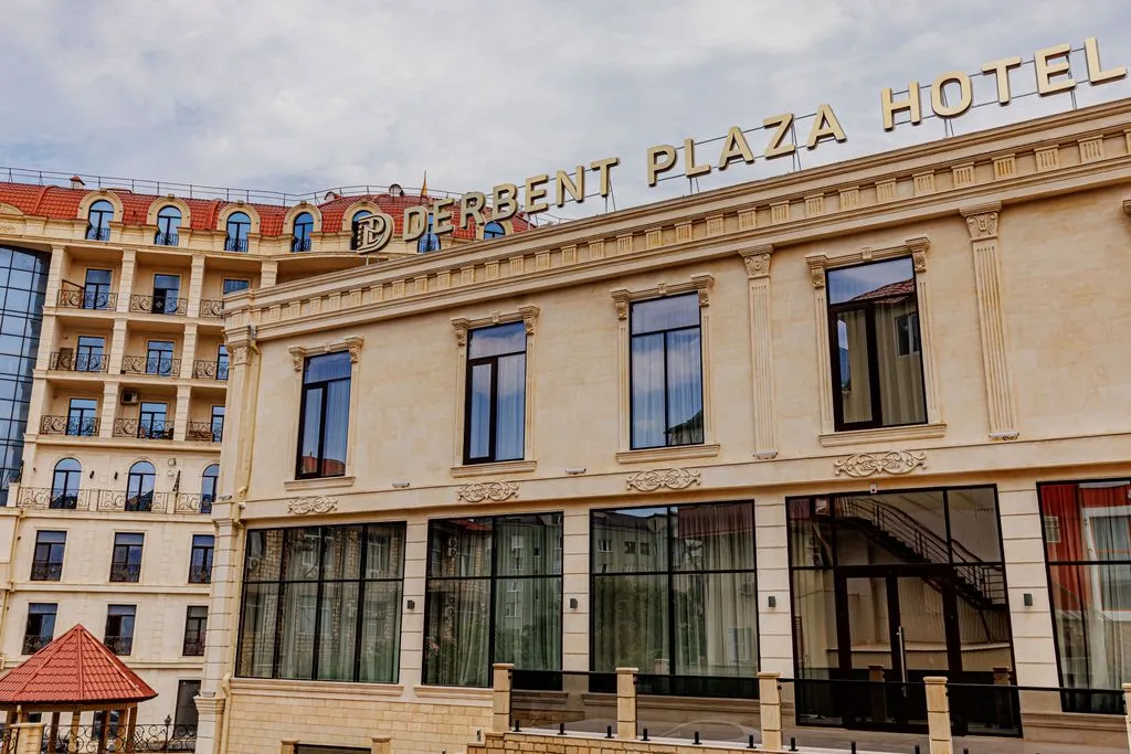 Derbent Plaza — фасад и вход