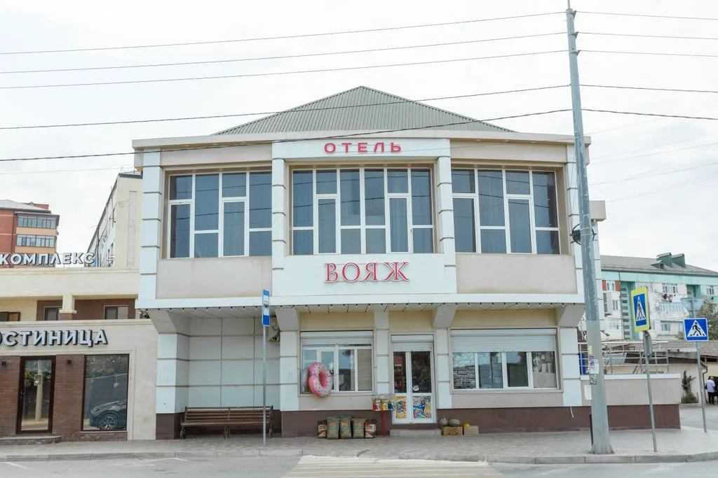 Вояж на набережной — фасад и вход