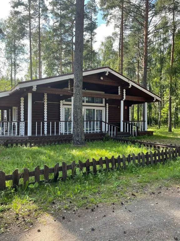 Уя на Онего — фасад и вход