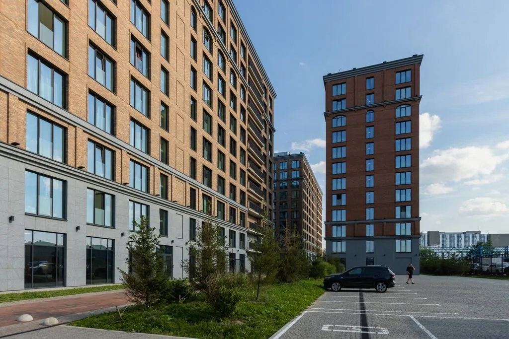 Docklands Смарт — фасад и вход