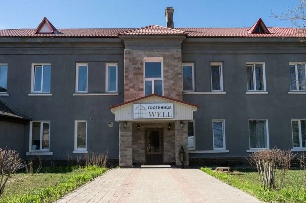 Well — фасад и вход