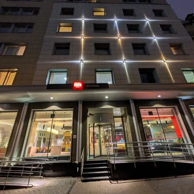 Ibis Москва Павелецкая — фасад и вход