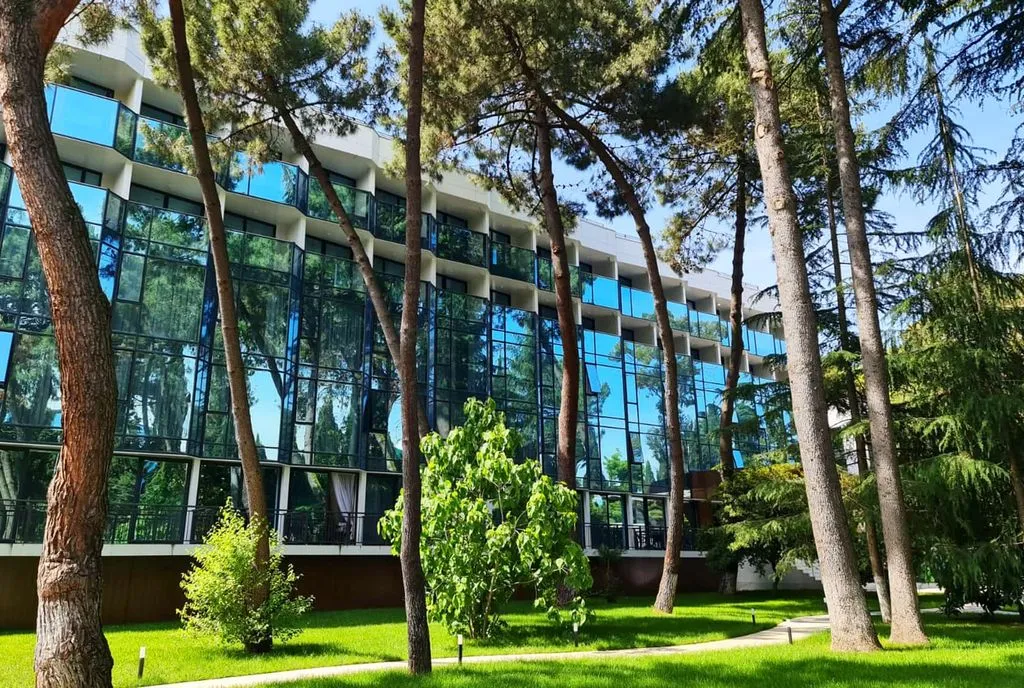 City house — фасад и вход
