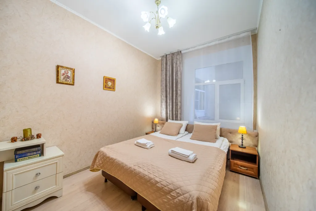 Номер с санузлом в классическом стиле в тихом дворе у метро — Hotelpiter, фото 1 из 5