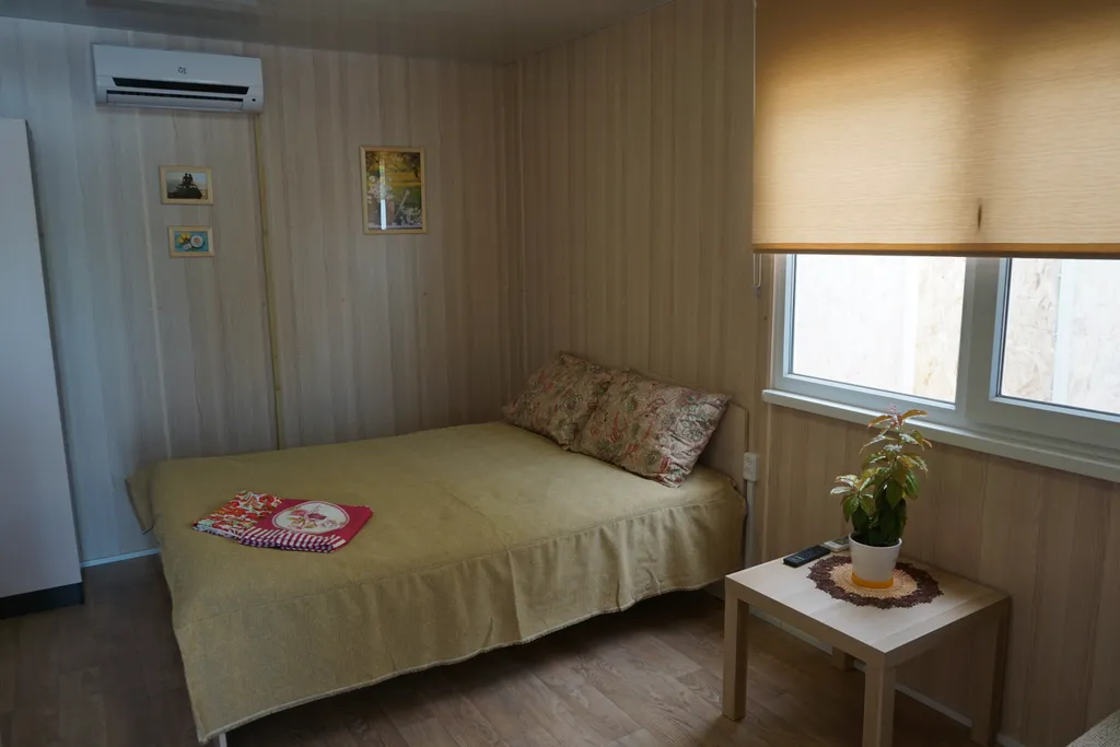 Домик с двуспальной кроватью и террасой