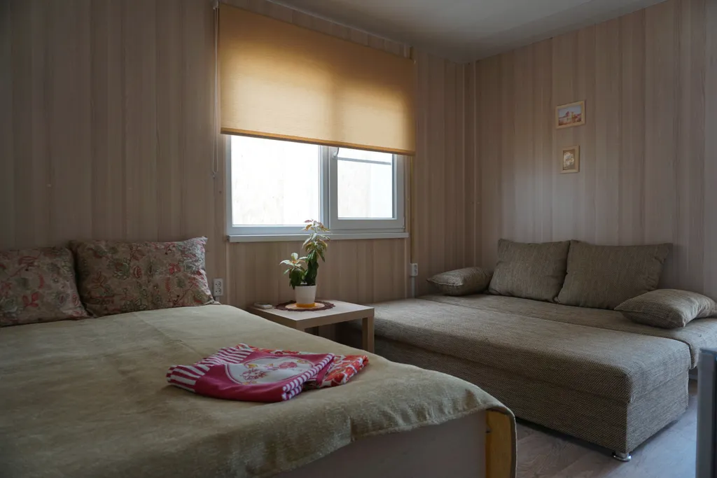 Домик с двуспальной кроватью и террасой