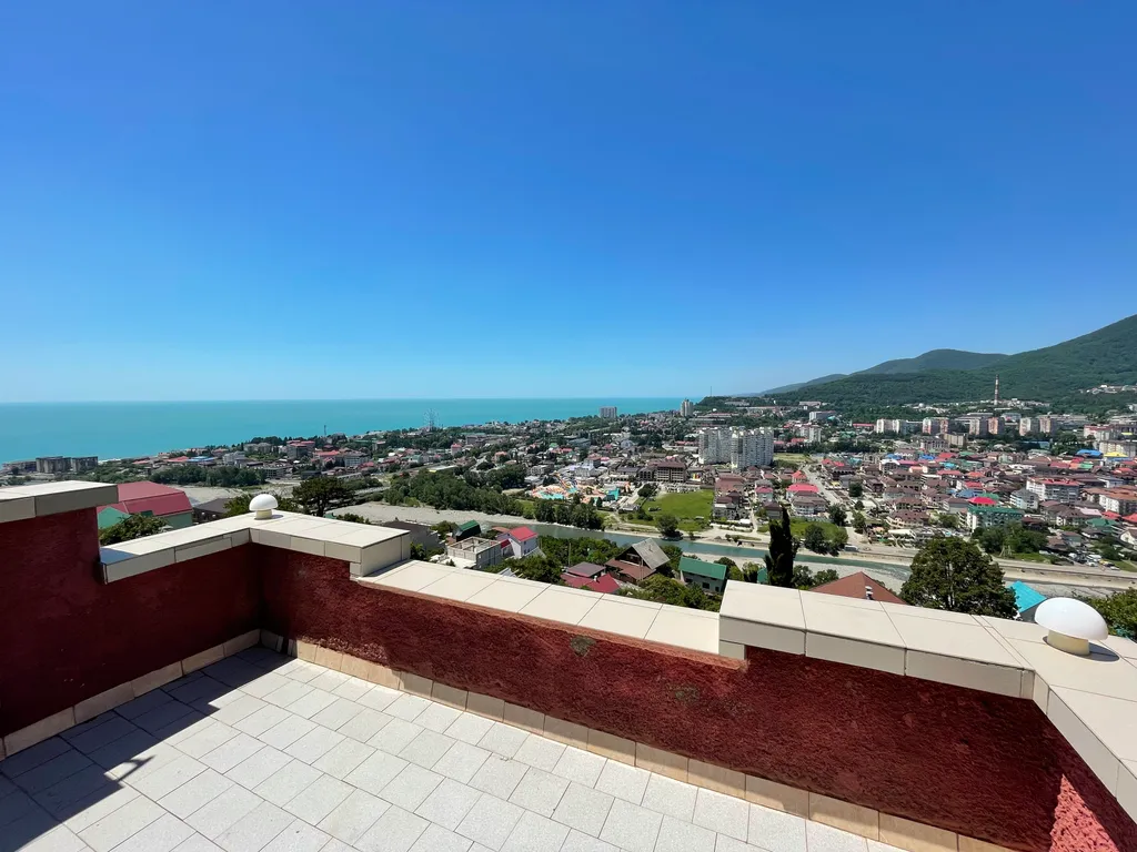 Этаж в коттедже с огромным балконом, 2 спальнями, гостиной и кухней