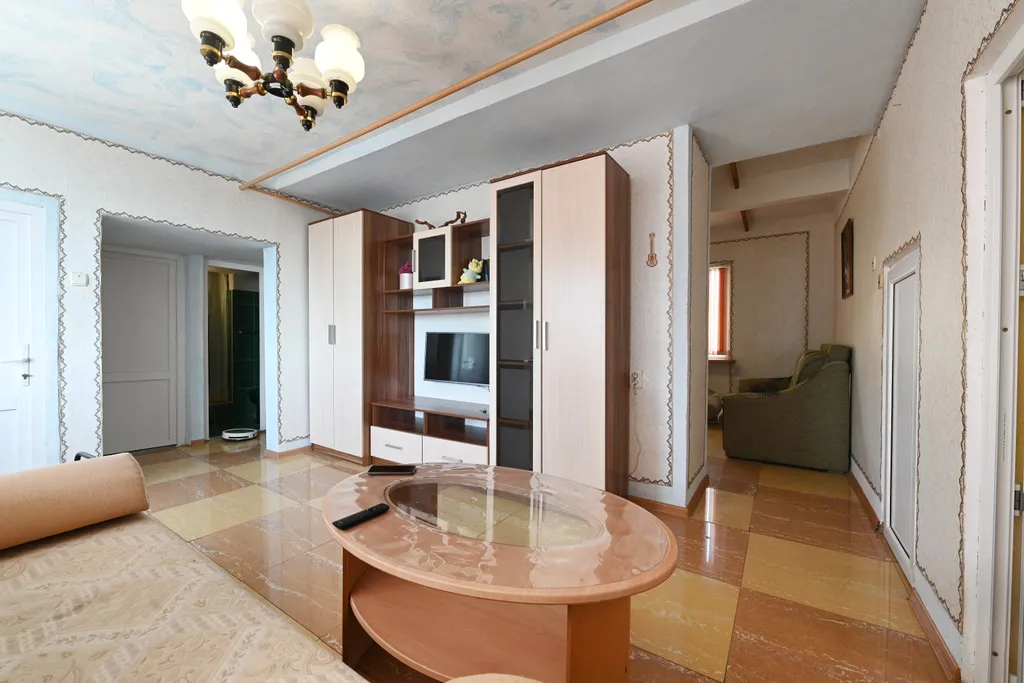 Этаж в коттедже с огромным балконом, 2 спальнями, гостиной и кухней