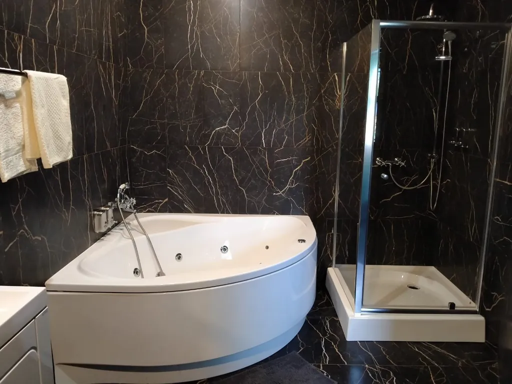 Двухместный номер с 1 кроватью № 8 «Изумрудная»(бирюза)