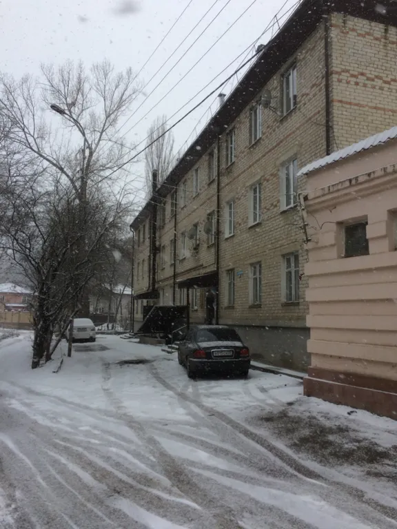 Квартира двухкомнатная на улице Берёзовской, 40 м², Кисловодск — двор
