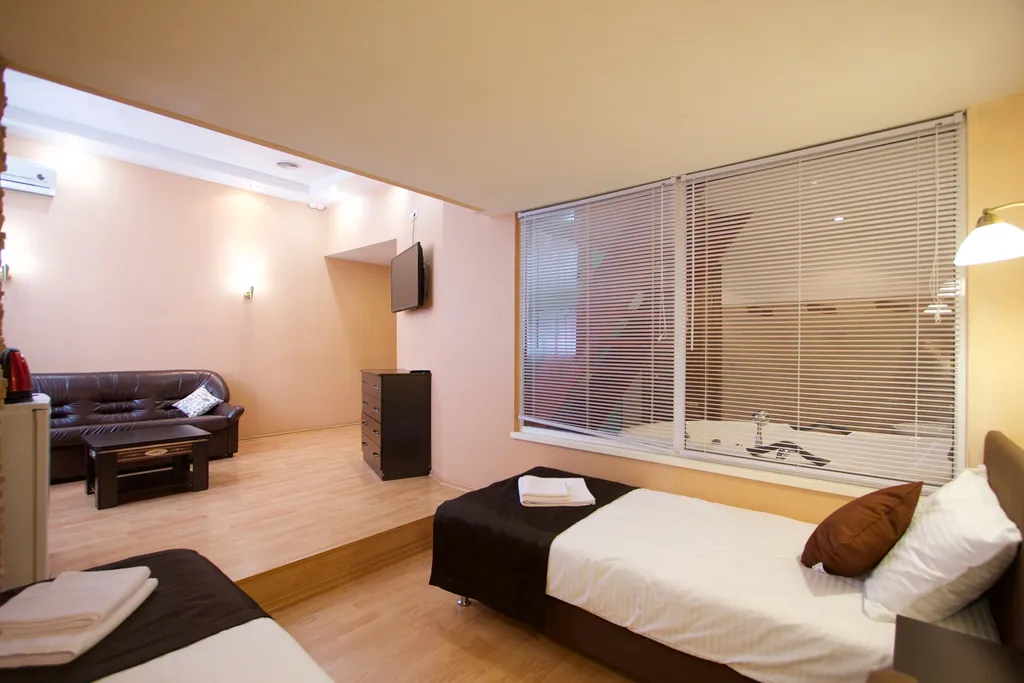 Четырёхместный номер Комфорт + 2 двуспальные кровати или 1 двуспальная и 2 раздельные кровати