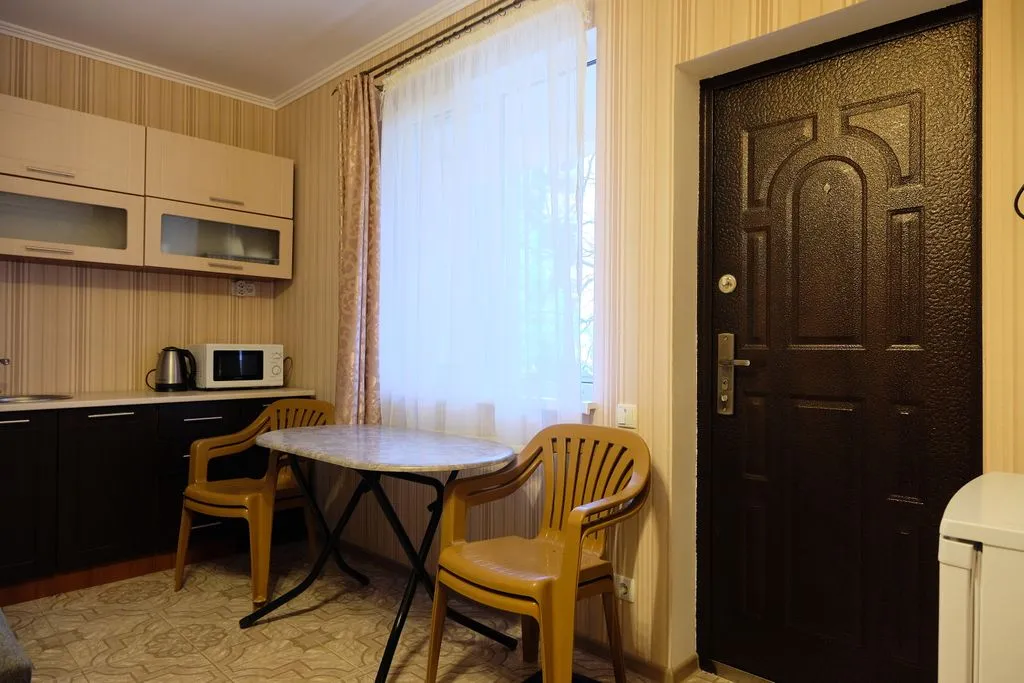 Четырёхместный номер 2 комнатный — Happy House (Счастливый дом), фото 3 из 5