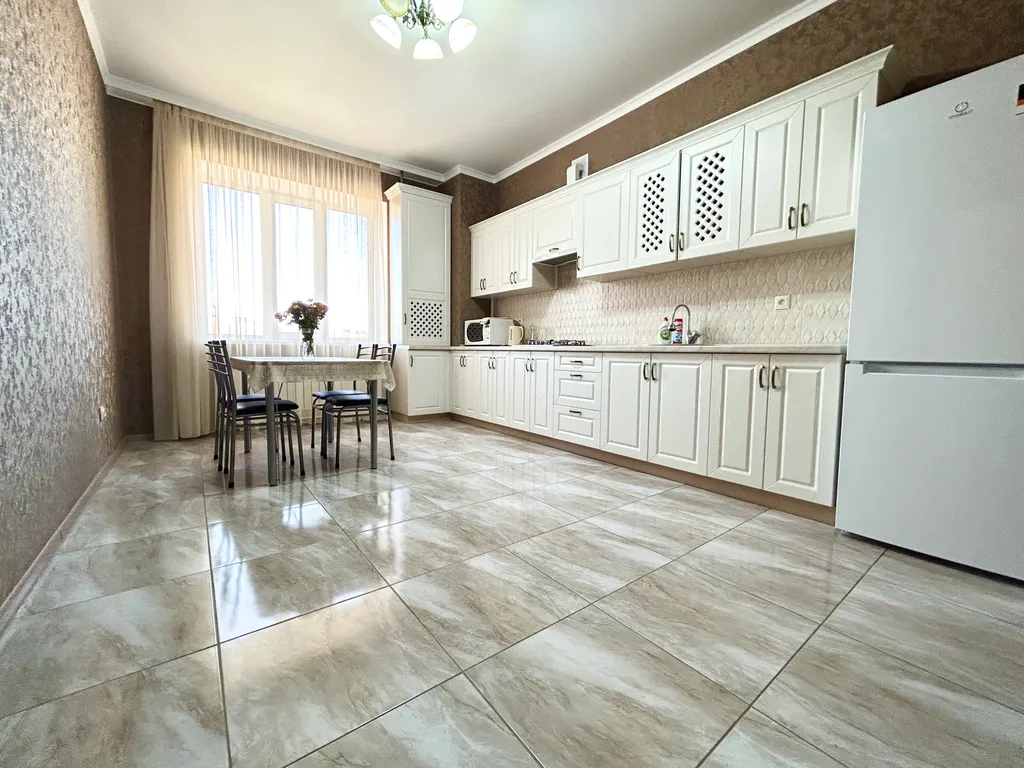 Квартира двухкомнатная на улице Луначарского, 62 м², Ессентуки — кухня, фото 3