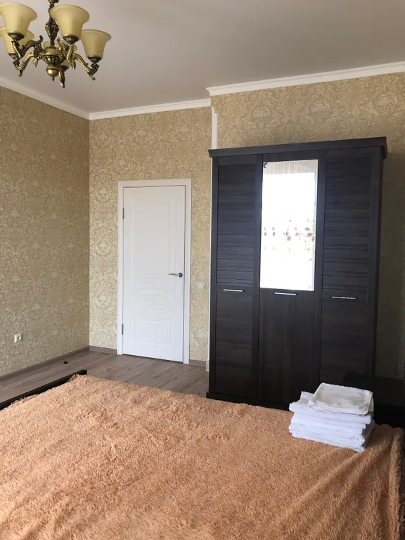 Квартира двухкомнатная на улице Луначарского, 62 м², Ессентуки — спальня, фото 5