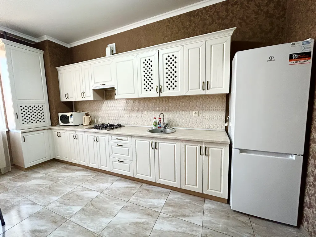 Квартира двухкомнатная на улице Луначарского, 62 м², Ессентуки — кухня, фото 2