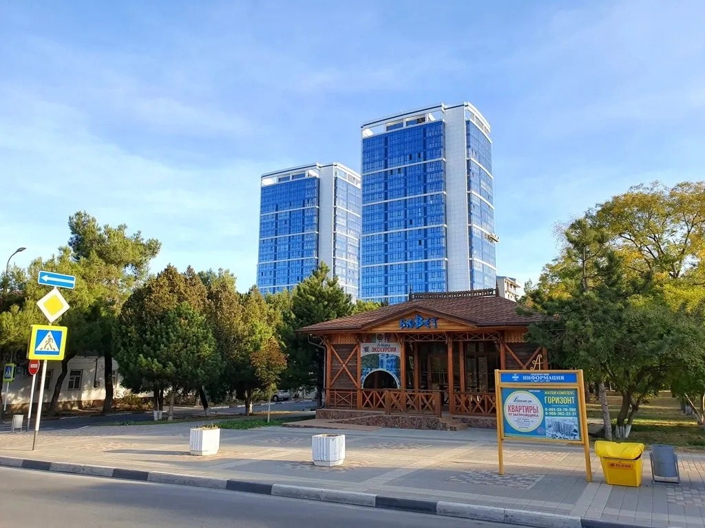 Квартира двухкомнатная на улице Крепостной, 75 м², Анапа — двор