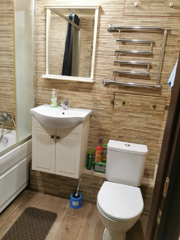 Квартира двухкомнатная на улице Юбилейной, 52 м², Псков — ванная комната