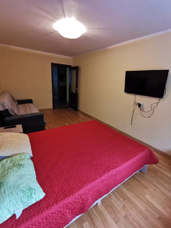 Квартира двухкомнатная на улице Юбилейной, 52 м², Псков — спальня, фото 3